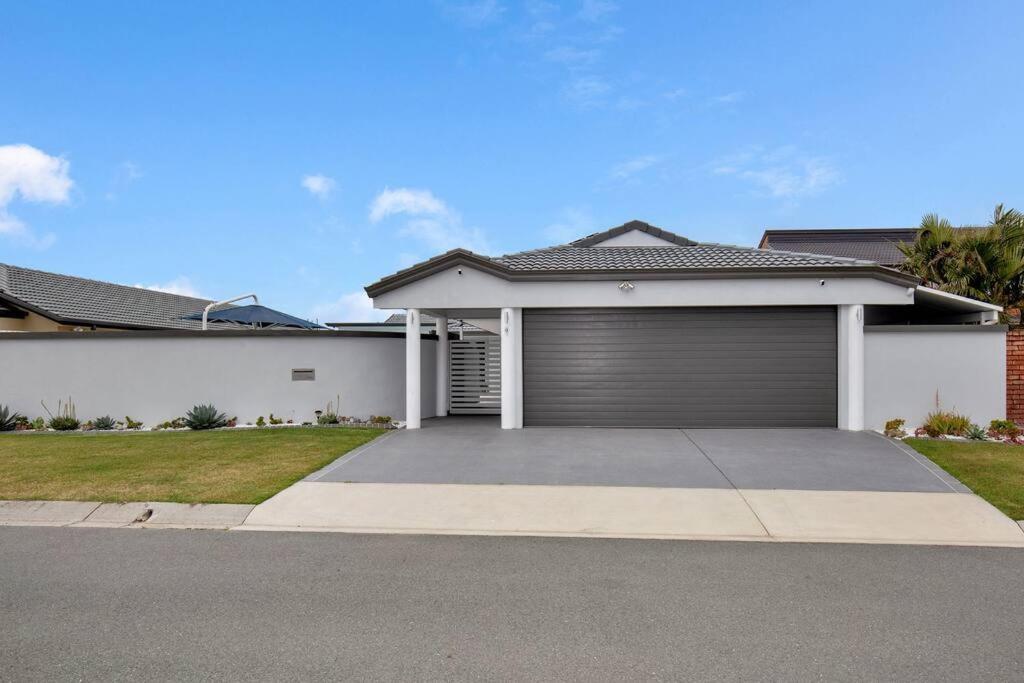 Stunning 4br House With Pool & Waterfront View Holiday home
