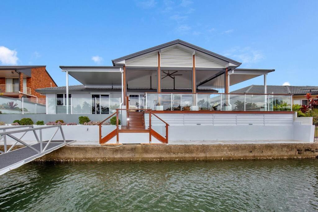 Stunning 4br House With Pool & Waterfront View Holiday home *